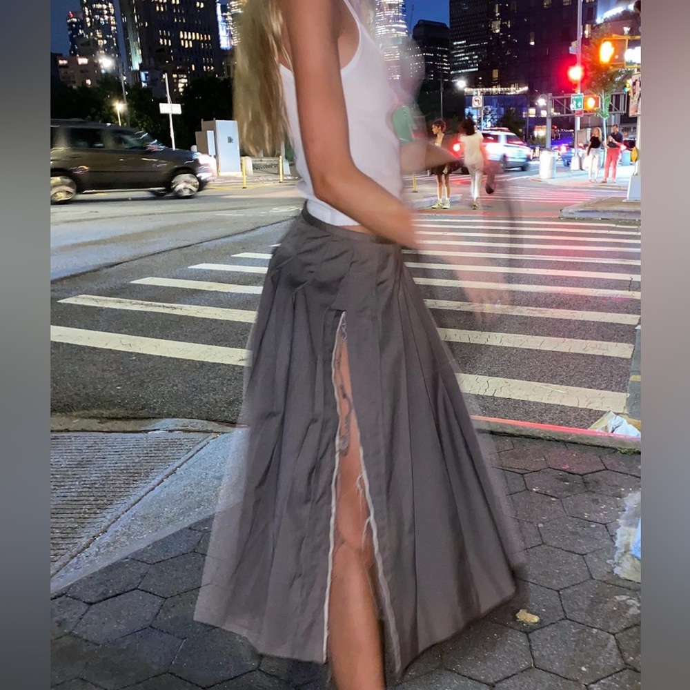 Pleat skirt with slits